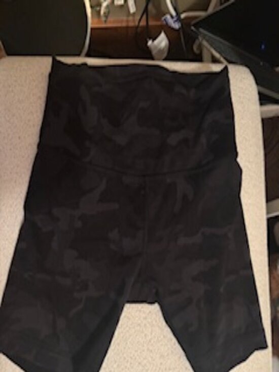 Lululemon camo biker shorts 6" - Picture 1 of 4